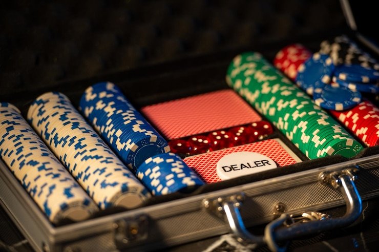 Live Sic Bo table with three dice and betting layout on svip8 apk